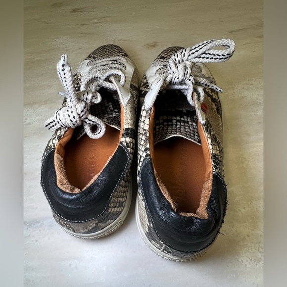 Veronica Beard Sami Python Snake Print Women’s Sneakers - Picture 3 of 11